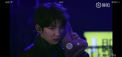 王源下颌骨脱位坚持彩排 敬业态度让人佩服