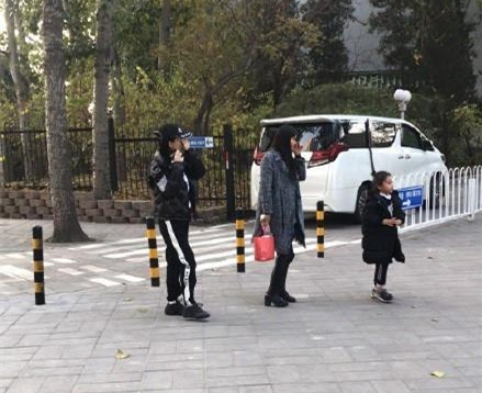 偶遇李小璐母女 一身嘻哈打扮的李小璐依旧很亮眼