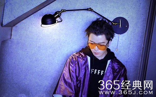 王栎鑫为忘词道歉 网友纷纷安慰：没事