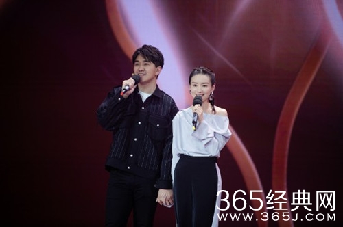 董洁做客大戏看北京 与翟天临牵手甜蜜献唱