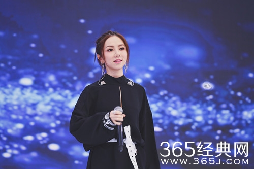 邓紫棋告白男友 晒甜蜜合照为男友庆生