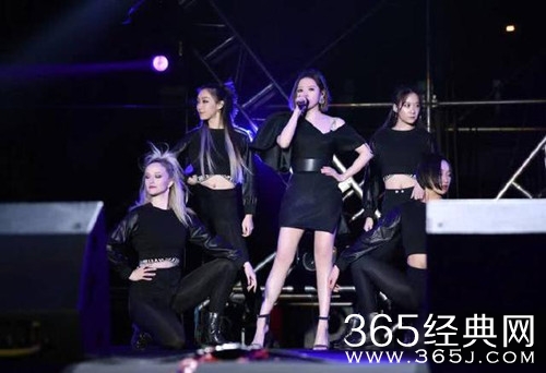 张靓颖演出被吓到 因粉丝冲上台自拍被推下台