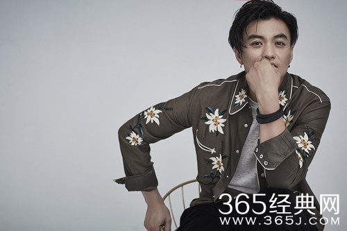 周一围与女助理共用一根吸管 网友都在心疼朱丹