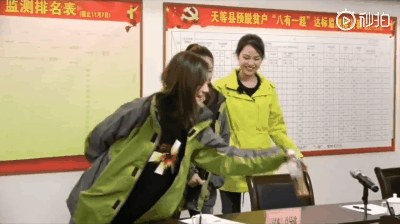 赵薇林心如同框拥抱 两人交谈甚欢 画面十分温馨