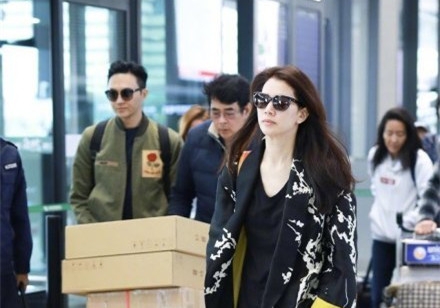 袁咏仪否认与张智霖吵架 表示以后检讨走路速度