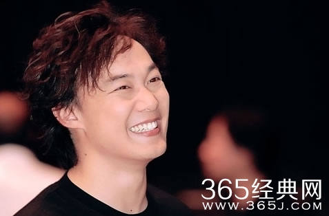 陈奕迅14岁女儿疑早恋 与帅气男生十指紧扣 互动亲密