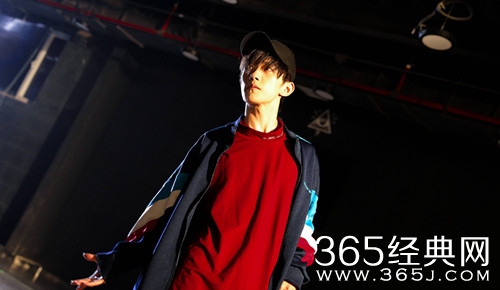 易烊千玺经纪人挂黄牛 竟然把门票炒到五万一张