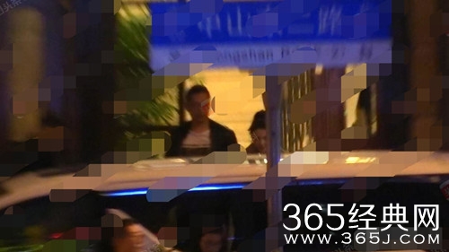 张雨绮袁巴元疑似复合 两人前后紧贴进入电梯