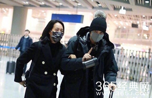 周一围朱丹牵手同框 向镜头大秀恩爱