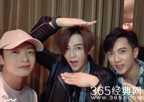 飞轮海聚餐炎亚纶缺席 辰亦儒：四缺一，弟弟在北京