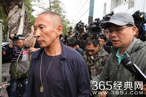 钮承泽警局门口鞠躬道歉 不解为何会被控性侵