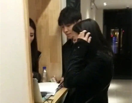 网曝郑爽张恒民政局领证 郑爽妈妈否认：假的