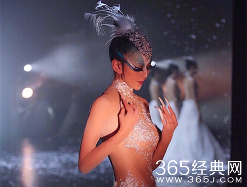 杨丽萍背影照曝光 完全看不出主人的真实年龄