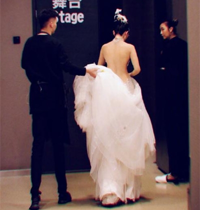 杨丽萍晒背影照 惊呆众人 完全看不出已经60岁