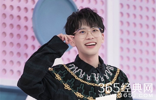 费启鸣章若楠疑似在一起 同穿情侣装还同时发博