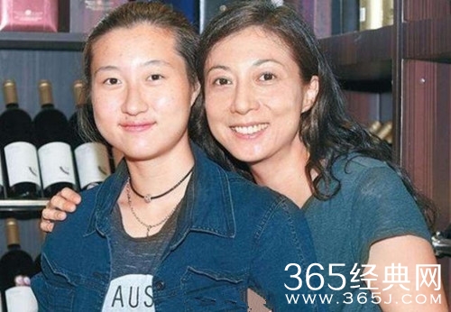 小龙女吴卓林寻父真相 需要成龙一个答案 我妈为什么会这样？