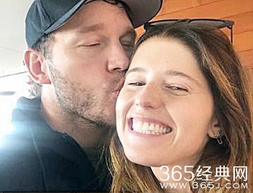 星爵宣布恋情 晒多张凯瑟琳的美照 为其庆生