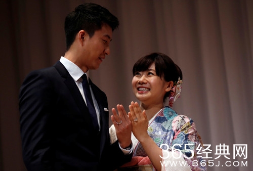 江宏杰与福原爱散步 暖心脱外套给孕妻贴心又甜蜜