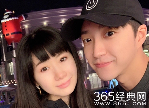 江宏杰陪福原爱散步 主动脱外套给老婆穿 十分恩爱