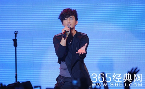 炎亚纶不想假唱倒着拿话筒 实力打脸组合另外三位成员