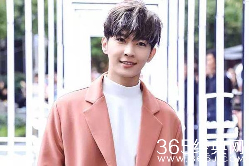 炎亚纶不想假唱倒着拿话筒 宝藏男孩无疑了