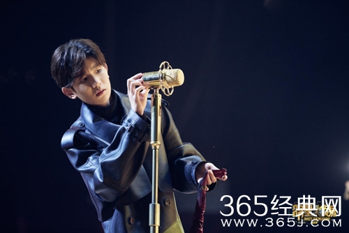 明星大侦探4王源加盟 一般脑洞大开 一边大玩道具