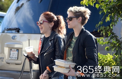 克里斯汀新恋情曝光 与新女友十指紧扣现身街头