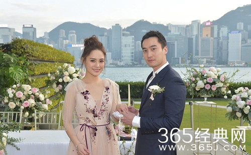 阿娇水下婚纱照曝光 两人水中深情凝望 十分唯美