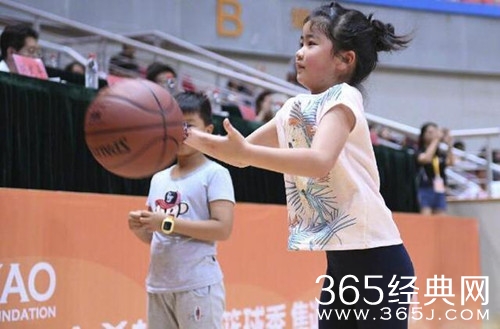 姚明女儿姚沁蕾资料介绍 8岁身高已逼近成年人