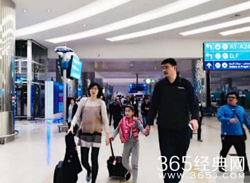 姚明8岁女儿身高直逼成年人 完美的继承了爸妈的优势