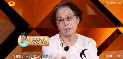 朱雨辰恋情曝光 与女友亲密揽腰，恩爱十足