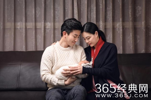 吴敏霞晒全家福 与老公抱着襁褓中的女儿 画面温馨