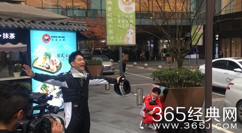 王源重庆录制年味有FUN 与林依轮拼赛车完胜