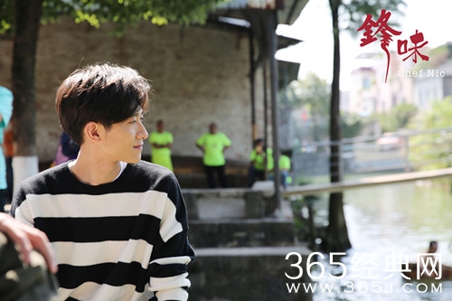 锋味张一山颠勺大显身手 一度累到“模糊”