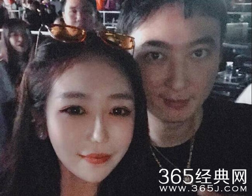 王思聪女伴曝光 晒亲密自拍照 长相清纯