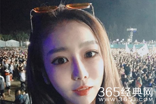 王思聪女伴正面照曝光 微博名叫忙内竹 是新女友？