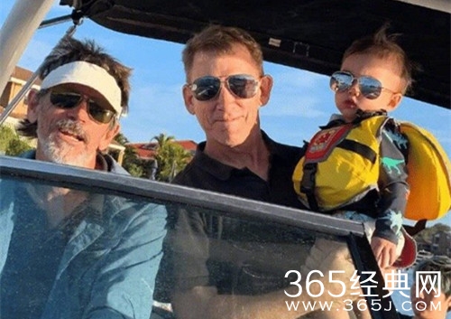 小小周正面曝光 戴着墨镜撅着嘴巴 非常可爱