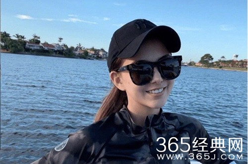 小小周正面曝光 戴着墨镜撅着嘴巴 非常可爱