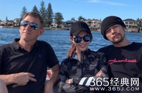 小小周正面曝光 戴着墨镜撅着嘴巴看上去非常可爱