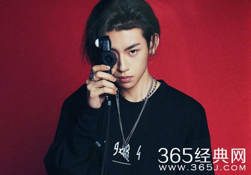 小鬼晒情侣拖鞋疑似公布恋情 粉丝瞬间不淡定了