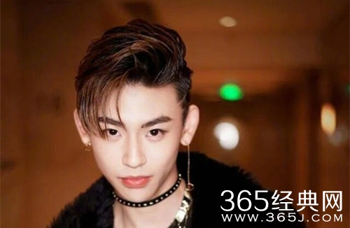 小鬼疑似公布恋情 晒出与一女子穿情侣拖鞋的照片