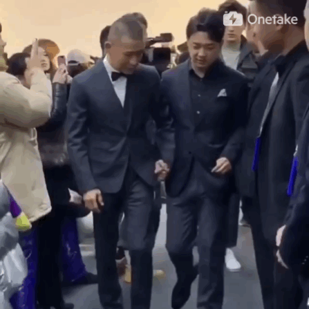 聂远潘粤明手牵手 两人曾有合作 私下关系非常铁