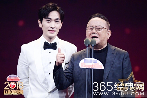 朱一龙亲王刚老师 王刚闭眼享受表情魔性 画面温馨