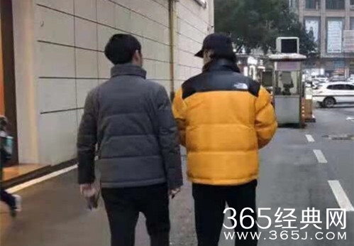 蒋劲夫回国后现身 头发凌乱略显邋遢 与朋友一同逛街