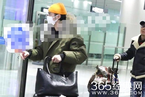 蒋劲夫回国后现身 头发凌乱略显邋遢 与朋友一同逛街