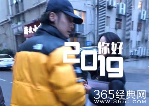 蒋劲夫回国后现身 头发凌乱略显邋遢 与朋友一同逛街