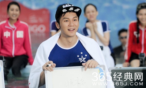 李晨现身英国餐厅 面带微笑和小朋友交谈 十分亲切