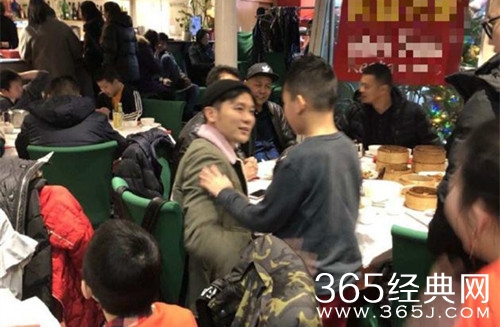 李晨现身英国餐厅 面带微笑和小朋友交谈 十分亲切
