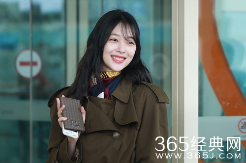 崔雪莉回怼恶评 晒被友人躺胸压身下照引非议