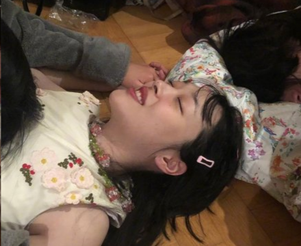 崔雪莉回怼恶评 晒被友人躺胸压身下照引非议